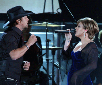 Jason-Aldean-with-Kelly-Clarkson-CMAs-2010